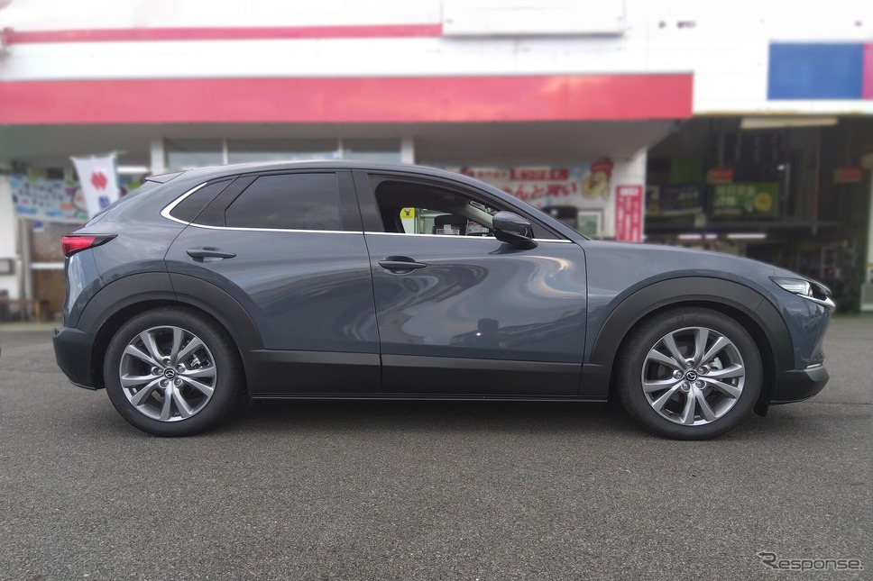 フレックスZ マツダ・CX-30装着例(ダウン量:フロント 30mmダウン / リア 45mmダウン)《画像提供 テイン》