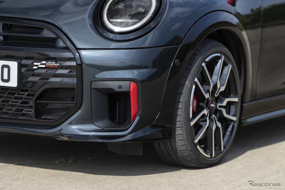 MINIの3ドアハッチバック「JCW」改良新型《photo by MINI》