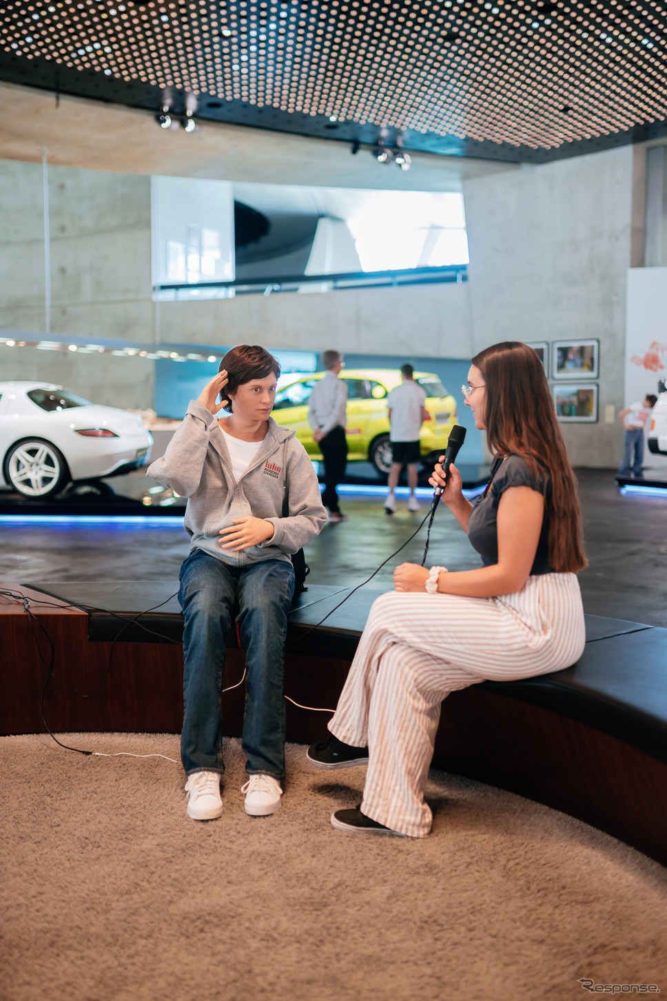 メルセデスベンツ博物館が人型AIロボット「アンドレア」特別展示《photo by Mercedes-Benz》