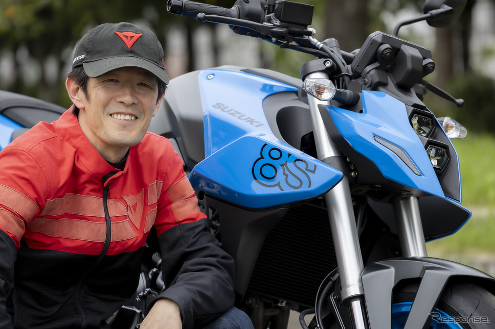スズキ GSX-8Sと伊丹孝裕氏《写真撮影 山内潤也》