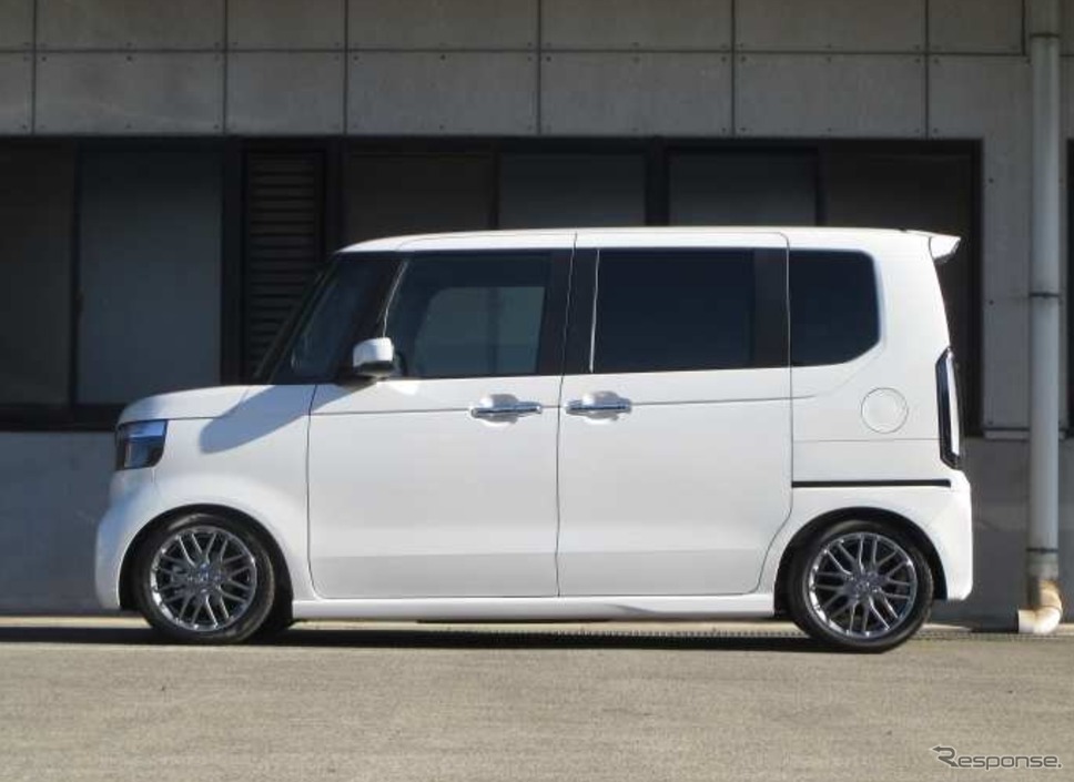 サステックプロCR N-BOXカスタム装着例(最下部:フロント 69mmダウン / リア 71mmダウン)《写真提供 タナベ》