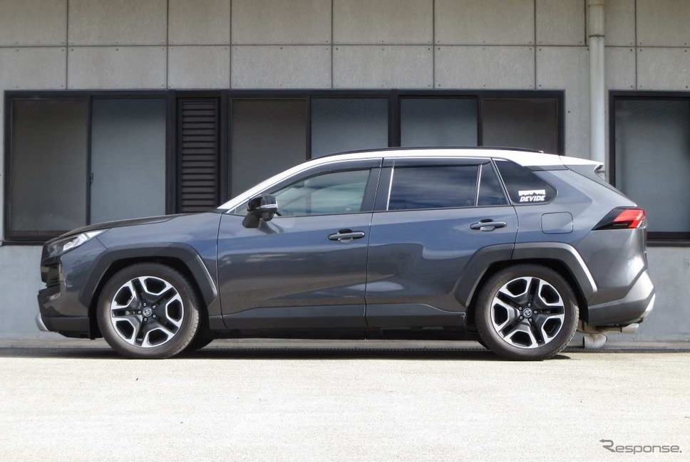 サステックプロZT40 RAV4装着例(最下部:フロント 54mmダウン / リア 60mmダウン)《写真提供 タナベ》