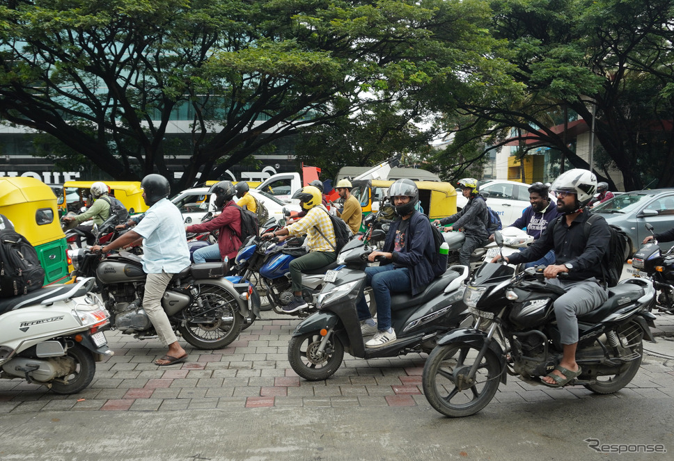 インド・チェンナイの市街地。バイクは生活の足として根付いている《写真撮影 宮崎壮人》