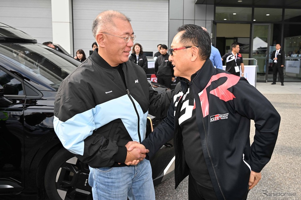 ヒョンデモーターグループの鄭義宣会長(左)とトヨタの豊田章男会長(右)《photo by Hyundai》
