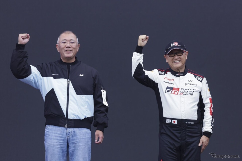 ヒョンデモーターグループの鄭義宣会長(左)とトヨタの豊田章男会長(右)《photo by Hyundai》