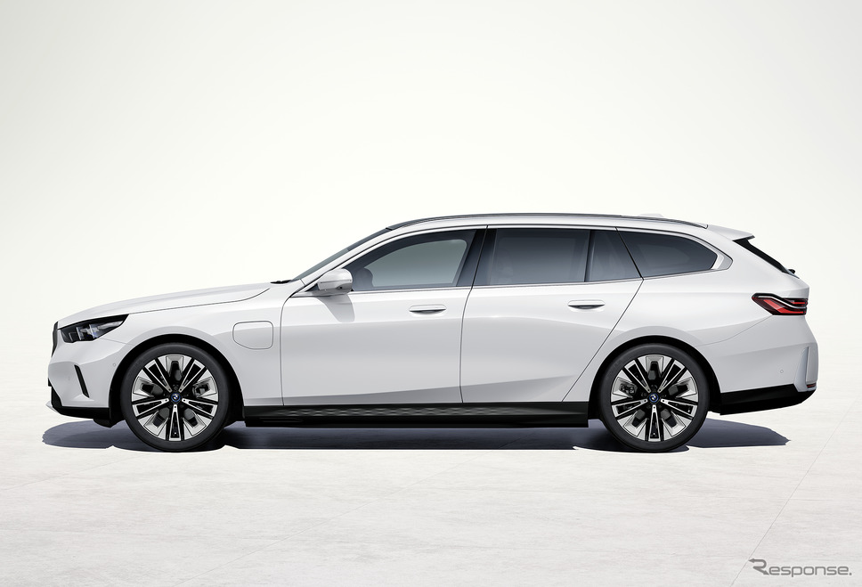BMW『5シリーズツーリング』新型にPHEVの「550e」が加わる（写真は530e）《photo by BMW》