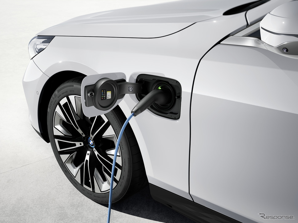 BMW『5シリーズツーリング』新型にPHEVの「550e」が加わる（写真は530e）《photo by BMW》