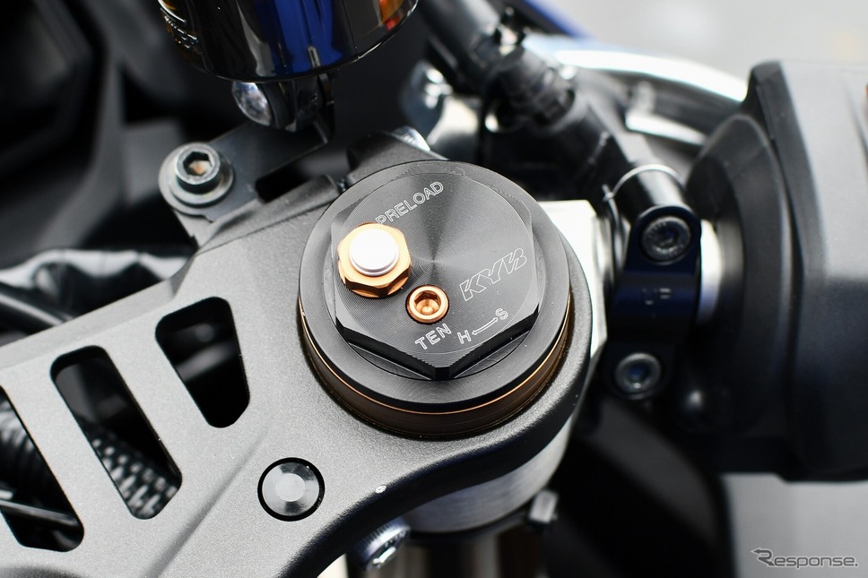 φ43mmの倒立フロントフォークもKYB製の新型。ベースバルブを設けることによって、シリンダー内部の圧力が最適化されている《写真撮影 伊丹孝裕》