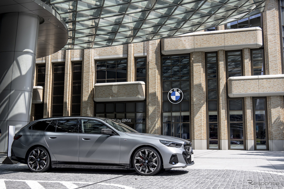 BMW i5 M60 xDrive ツーリングと、会場となった「FREUDE by BMW」《写真撮影 山内潤也》
