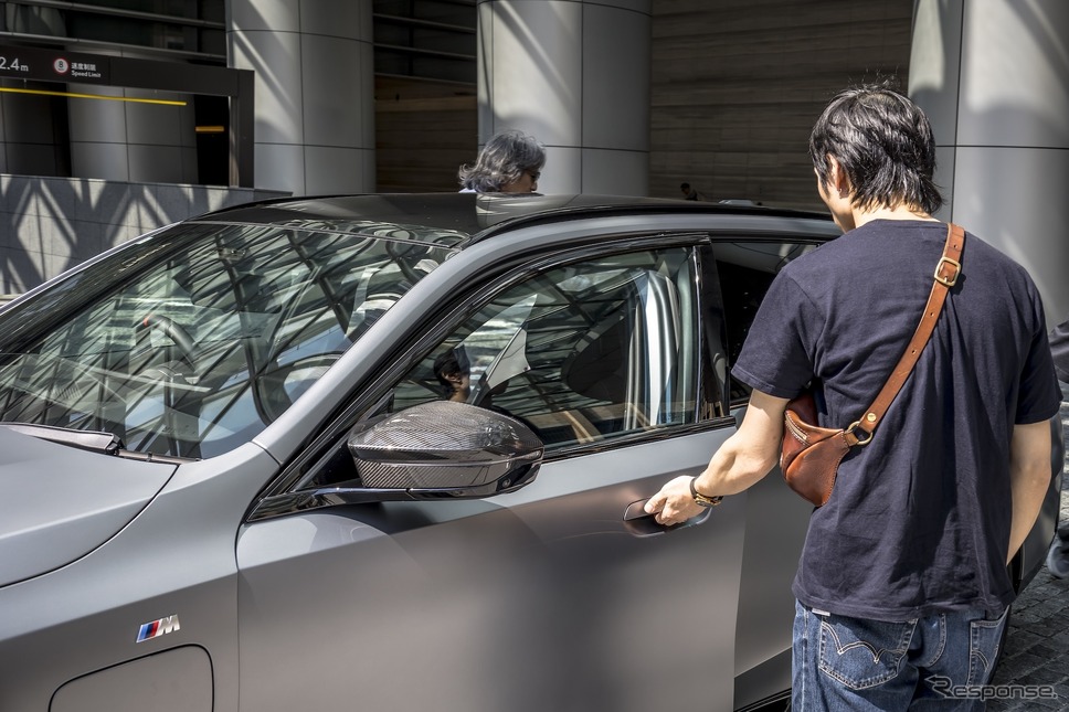 初の輸入車、初のEV体験に臨む太田さん《写真撮影 山内潤也》