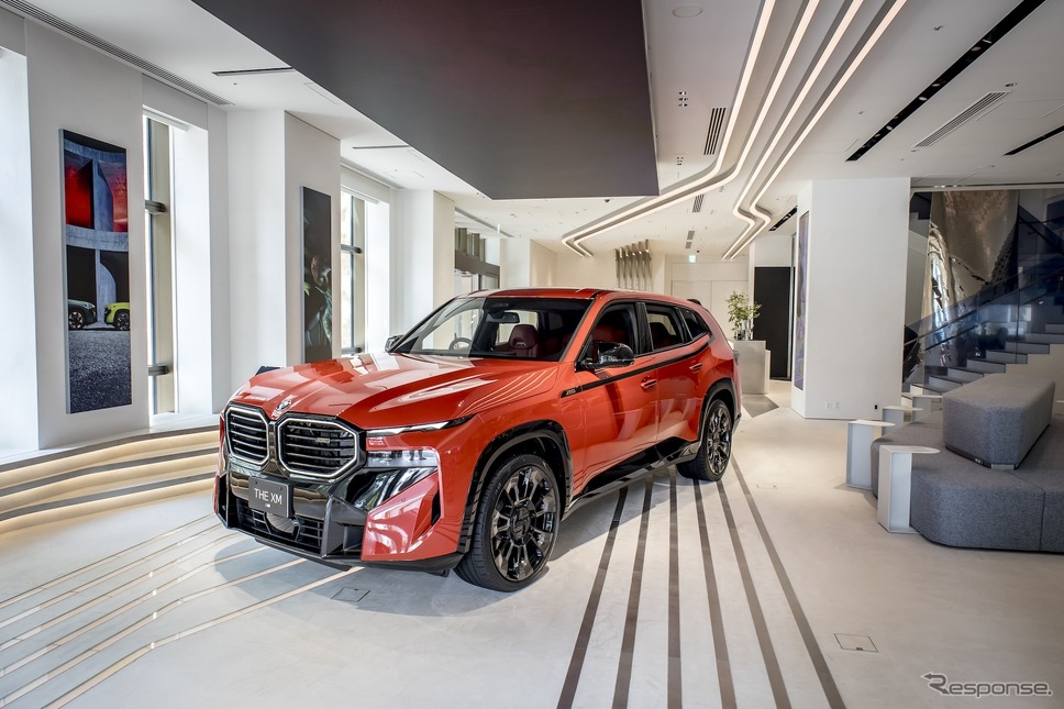 FREUDE by BMWではテーマに沿った特別なクルマが展示されている。写真は最新車種の『XM』《写真撮影 山内潤也》
