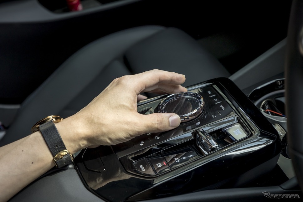 BMW i5 M60 xDrive ツーリングのクリスタル調のセレクター《写真撮影 山内潤也》