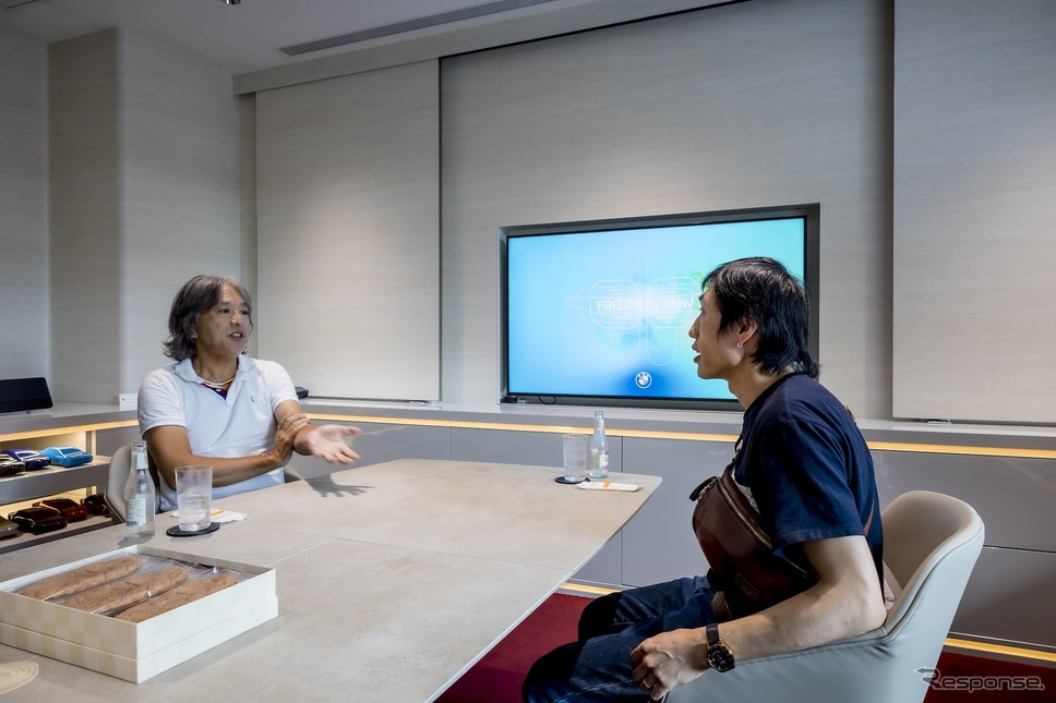 クルマ談義を繰り広げるモータージャーナリスト九島辰也氏(左)と参加者の太田さん(右)《写真撮影 山内潤也》