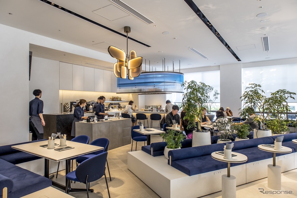 FREUDE by BMWの1階には「ドイツと日本の双方の食文化の強みを高次元で融合させる飲食体験」できるカフェを展開《写真撮影 山内潤也》
