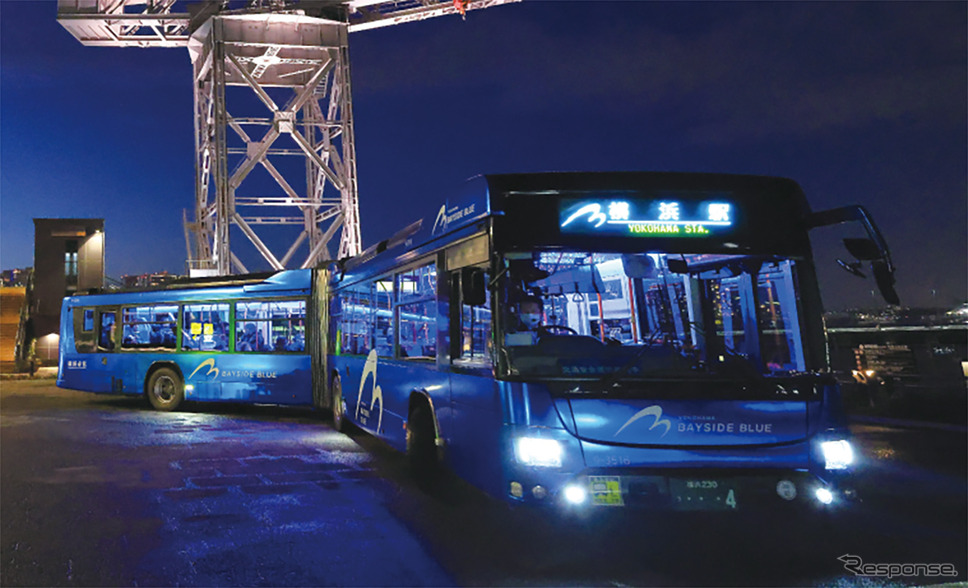 イルミネーションが施された連接バス「BAYSIDE BLUE」《写真提供 横浜市交通局》