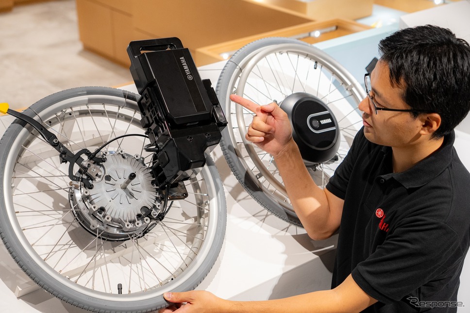 ヤマハ発動機の車いす電動化ユニットの新製品「JWG-1」《写真提供 ヤマハ発動機》