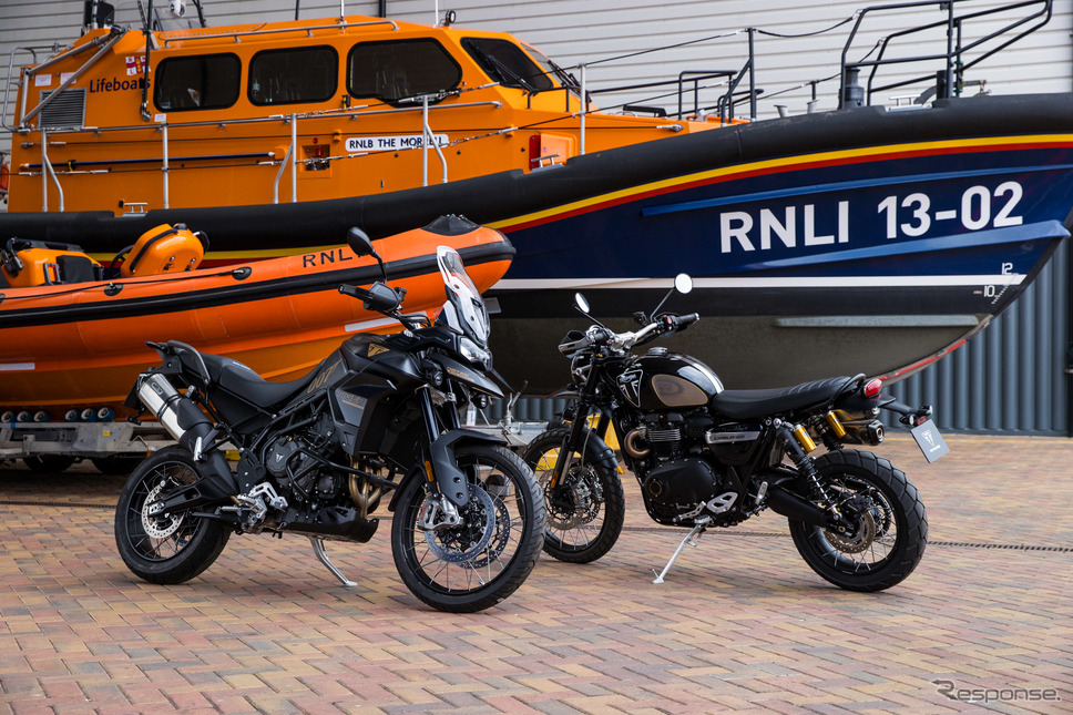 ボンドエディションのタイガー900(左)とスクランブラー1200(右)《photo by Triumph》