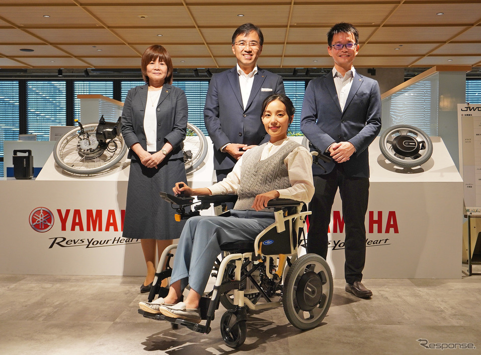 ヤマハ発動機の車いす電動化ユニット『JWG-1』と、SPV事業部メンバー《写真撮影 宮崎壮人》