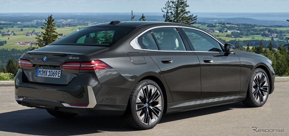 BMW 5シリーズ・セダン 新型のPHEV「530e」《photo by BMW》