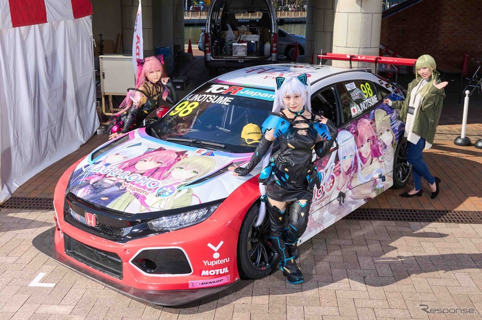 痛車とコスプレイヤーの「共演」《写真提供 痛車天国プロジェクト》