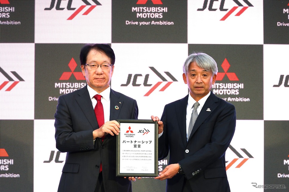 三菱自動車の加藤隆雄社長(向かって左)と、JCLの片山右京代表取締役による、パートナーシップ宣言(11月1日)《写真提供 三菱自動車》