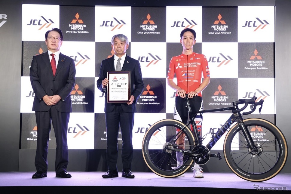 三菱自動車の加藤隆雄社長(向かって左)と、JCLの片山右京代表取締役(中央)による、パートナーシップ宣言(11月1日)《写真提供 JCL》