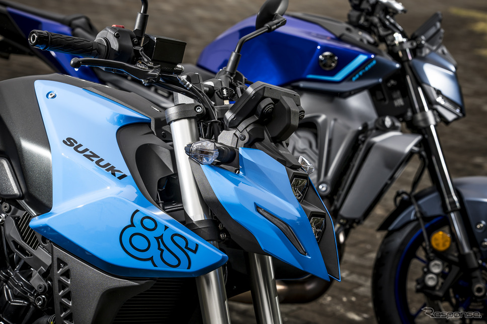 スズキ GSX-8S(左)とヤマハ MT-09(右)《写真撮影 山内潤也》