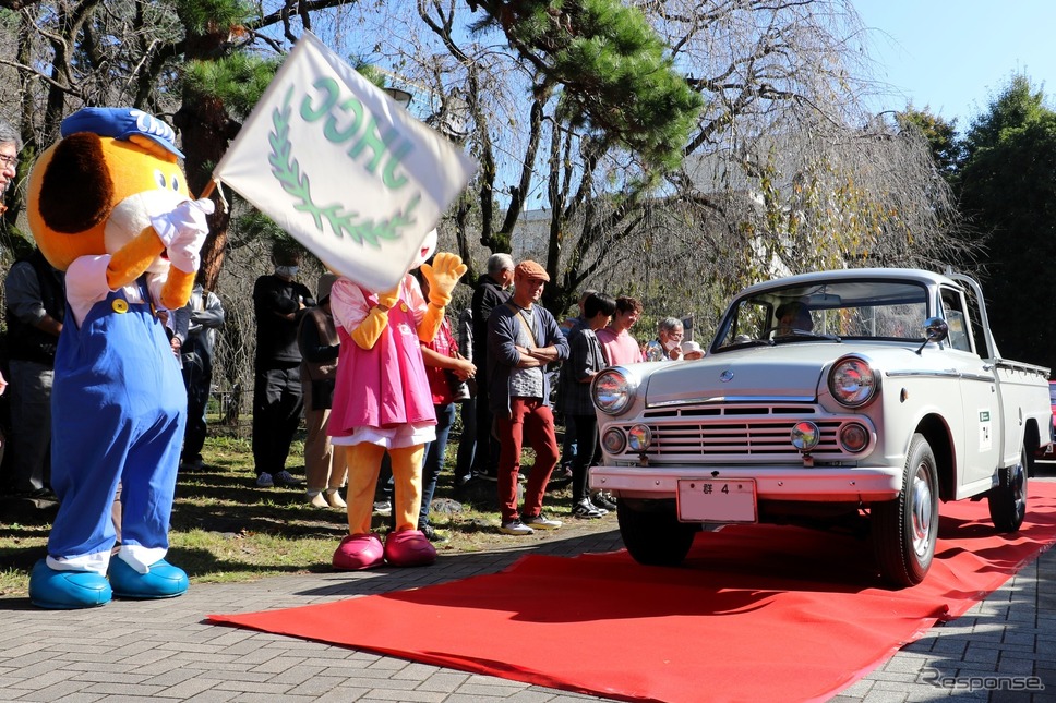 新車当時のナンバーを継続しているダットサントラック《写真撮影 内田千鶴子》