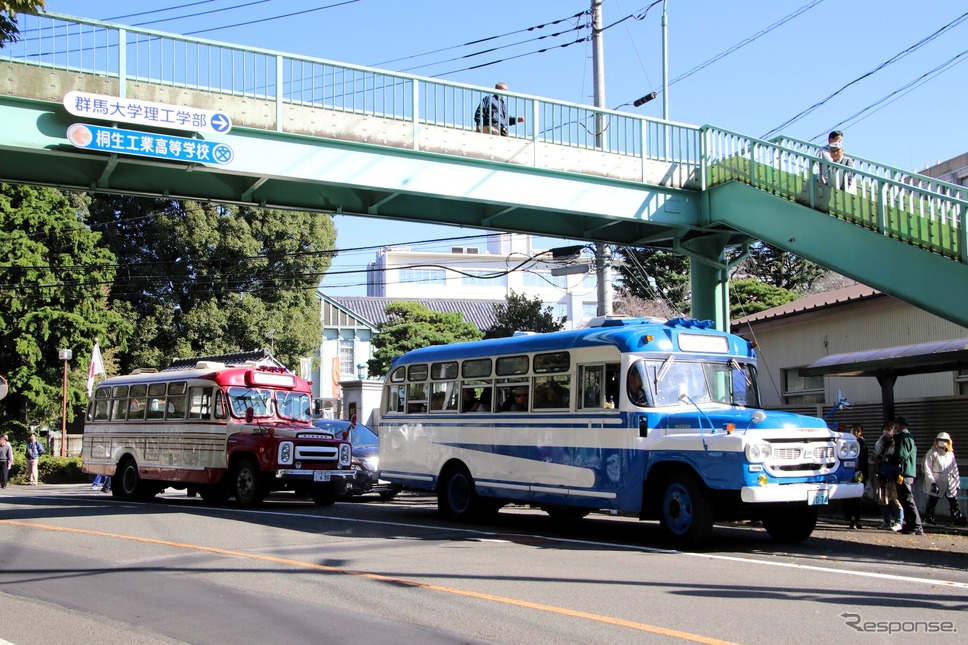 今回はいすゞBXD30(前)と日産ディーゼルU690(後)も巡回バスとして参加《写真撮影 内田俊一》