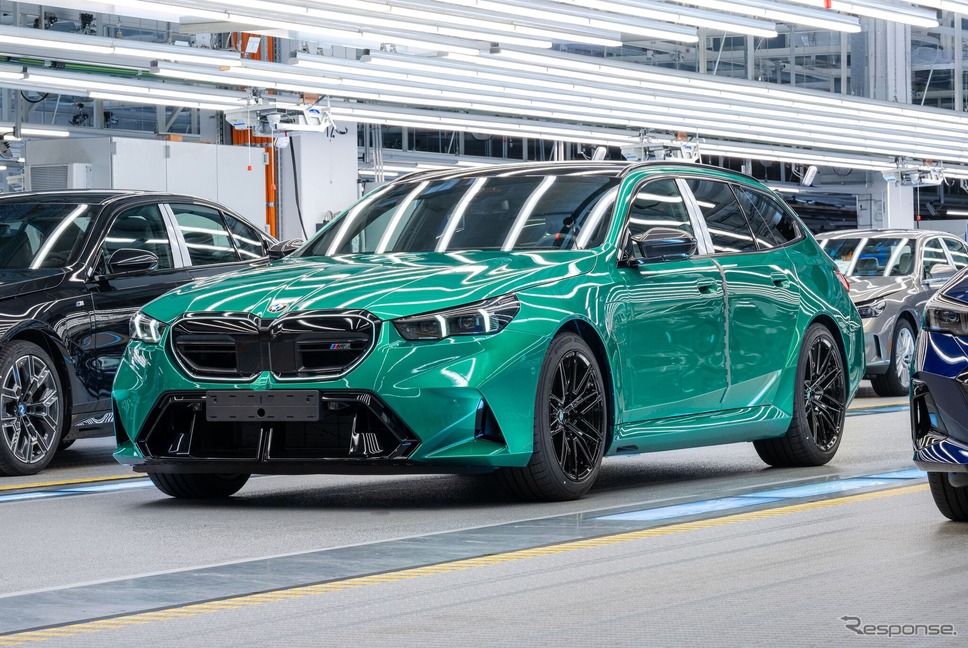 ドイツ・ディンゴルフィング工場で生産開始したBMW M5ツーリング 新型《photo by BMW》