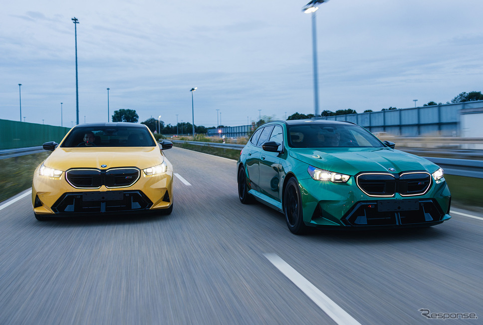 BMW M5セダン(左)とM5ツーリング 新型(右)《photo by BMW》