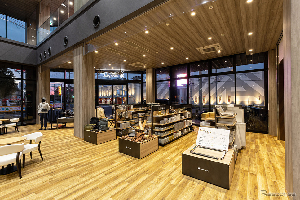 トヨタ・コニック・プロとスノーピークが共同で推進する新業態モデルの第2号店「トヨタカローラ滋賀 近江八幡店」《写真提供 トヨタ・コニック・プロ》