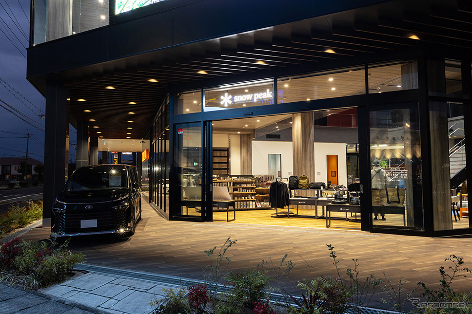 トヨタ・コニック・プロとスノーピークが共同で推進する新業態モデルの第2号店「トヨタカローラ滋賀 近江八幡店」《写真提供 トヨタ・コニック・プロ》
