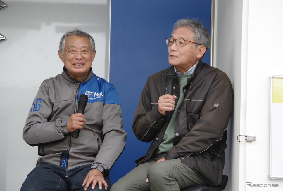 賀曽利隆氏(左)と「道祖神」の元社長・菊池優氏(右)《写真撮影 宮崎壮人》