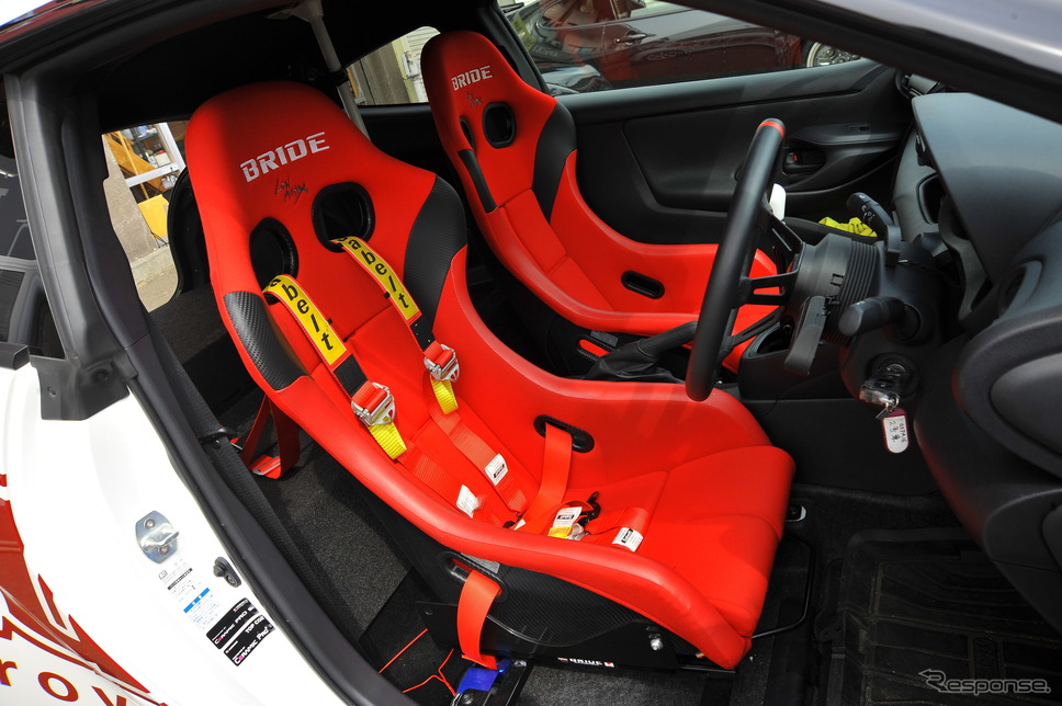 時代は4点から6点へ! 進化するサーキット用シートベルトと安全デバイス〜カスタムHOW TO〜