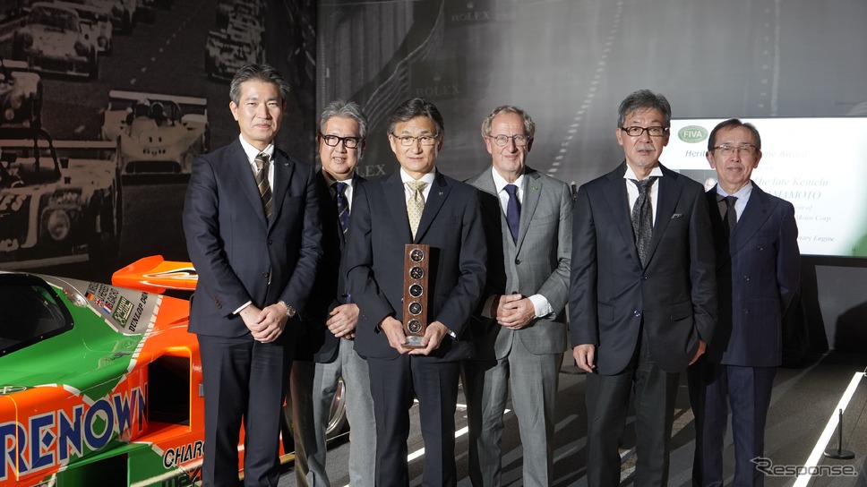 マツダの廣瀬一郎CTO(中央)ら関係者《写真提供 FIVA》