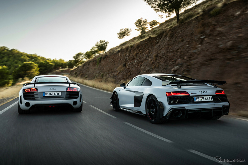 初代アウディ R8 GT クーペ(右)とR8 クーペ V10 GT RWD(右)《photo by Audi》