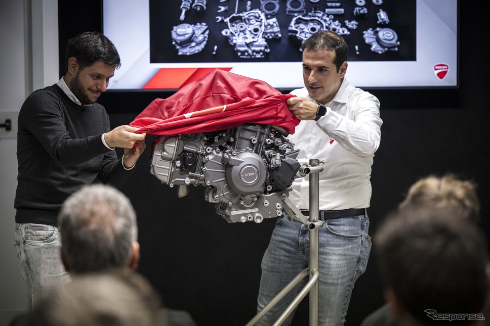 テックトークと同時に行われたV2エンジンの発表会。《photo by Ducati》