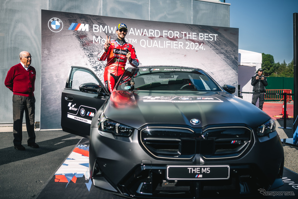 BMW『M5』新型が「Mアワード」としてMotoGP予選最速ライダーのバニャイア選手に授与《photo by BMW》