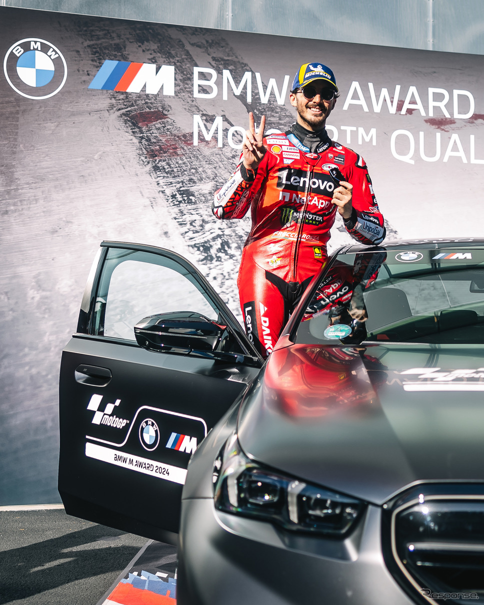 BMW『M5』新型が「Mアワード」としてMotoGP予選最速ライダーのバニャイア選手に授与《photo by BMW》