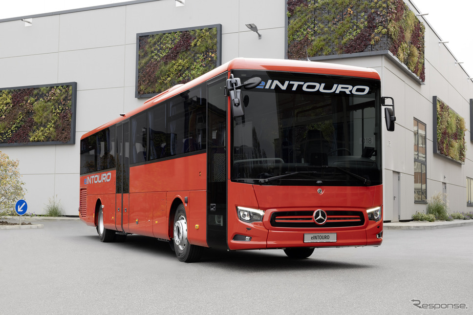 メルセデスベンツの新型EVバス『eIntouro』《photo by Mercedes-Benz》