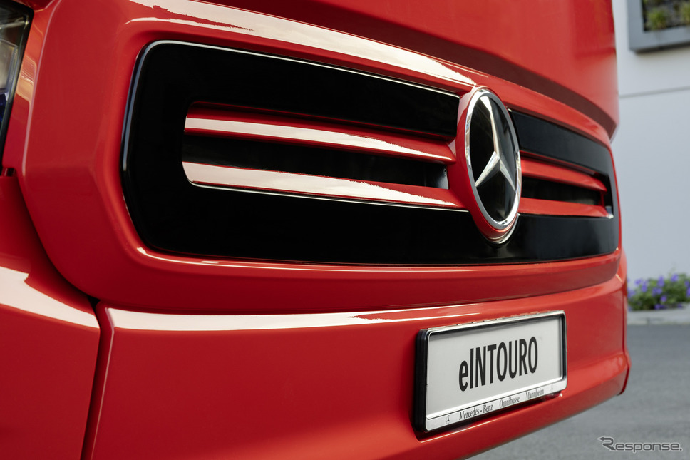 メルセデスベンツの新型EVバス『eIntouro』《photo by Mercedes-Benz》