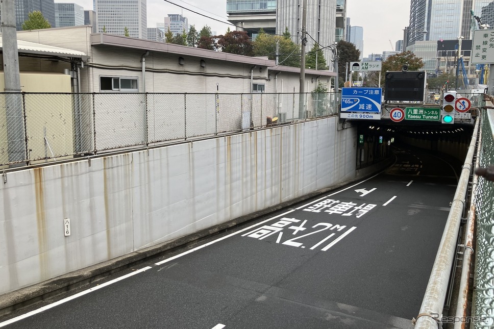 八重洲トンネル北行入り口《写真撮影 高木啓》