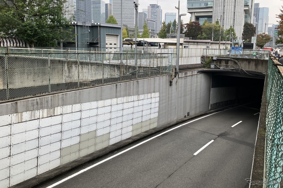 八重洲トンネル南行出口《写真撮影 高木啓》