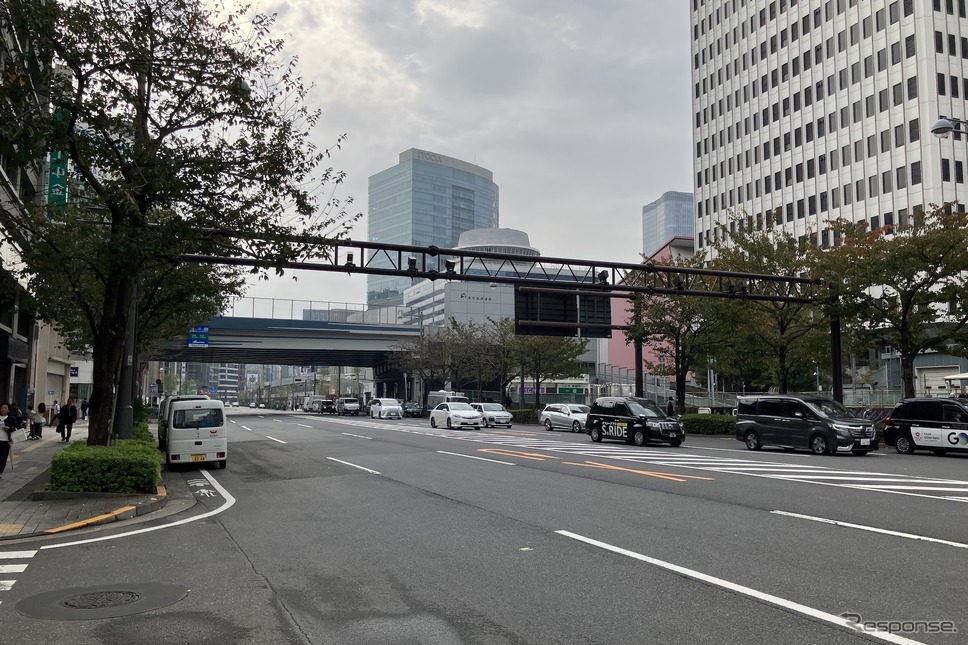 西銀座JCT。高架線右手が八重洲トンネル、左が京橋JCT方面。手前は外堀通りで、奥が数寄屋橋方面《写真撮影 高木啓》