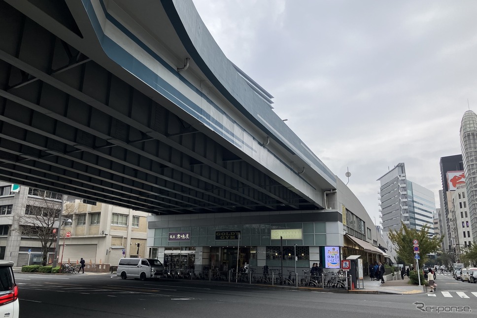廃止予定のKK線高架。右奥から登ってくるランプは西銀座入り口、高架下は外堀通り《写真撮影 高木啓》
