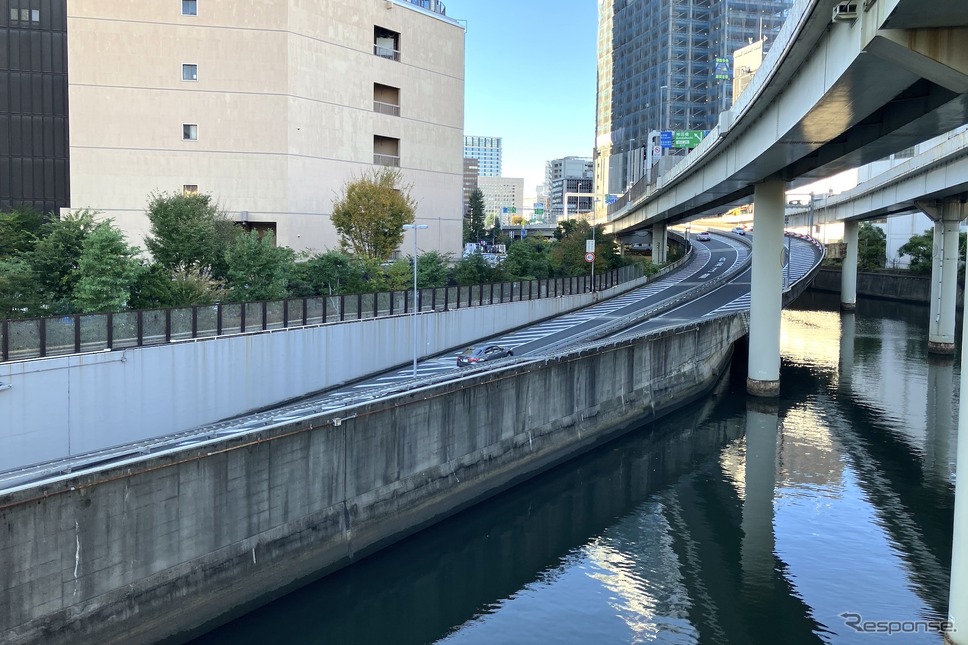 左が八重洲トンネル北口、右奥が神田橋JCT。右上の高架は地下化され、八重洲トンネル内で分離・合流することになる《写真撮影 高木啓》