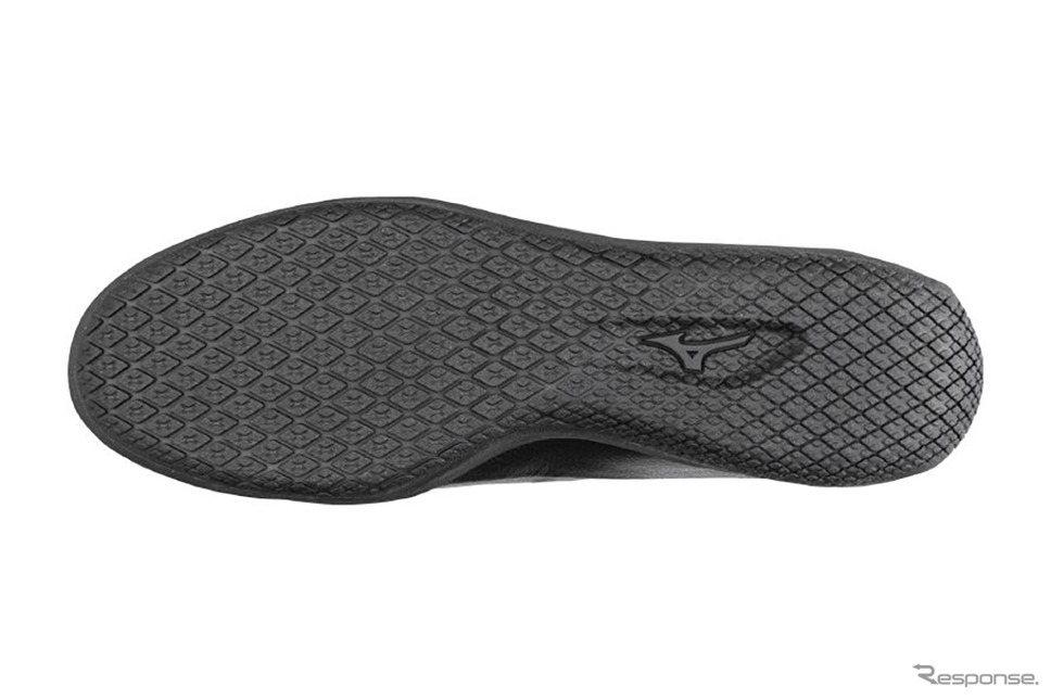 ミズノの新型ドライビングシューズ「BARECLUTCH L」《写真提供 ミズノ》