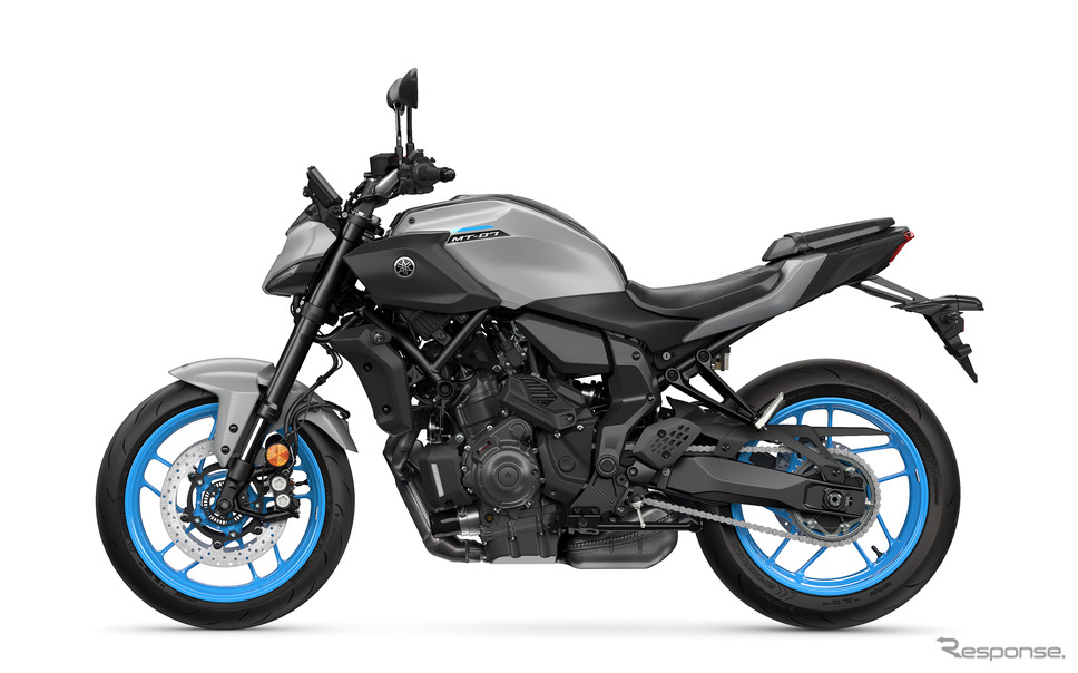 マットライトグレーメタリック4のボディにブルーソリッドのホイールを履く2025年モデルのMT-07《photo by Yamaha Motor》