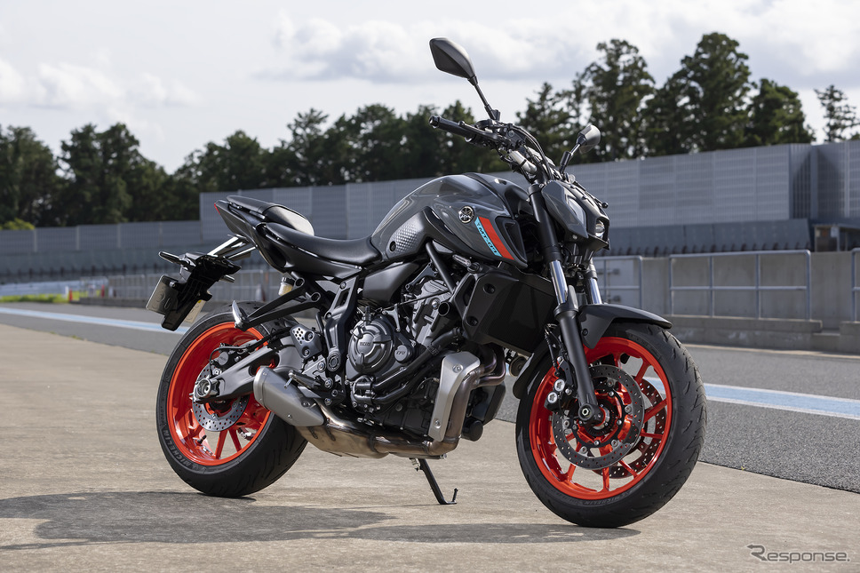 マットライトグレーメタリック4のボディに、バーミリオンのホイールを組み合わせた2019年モデルのMT-07《写真撮影 郡大二郎》